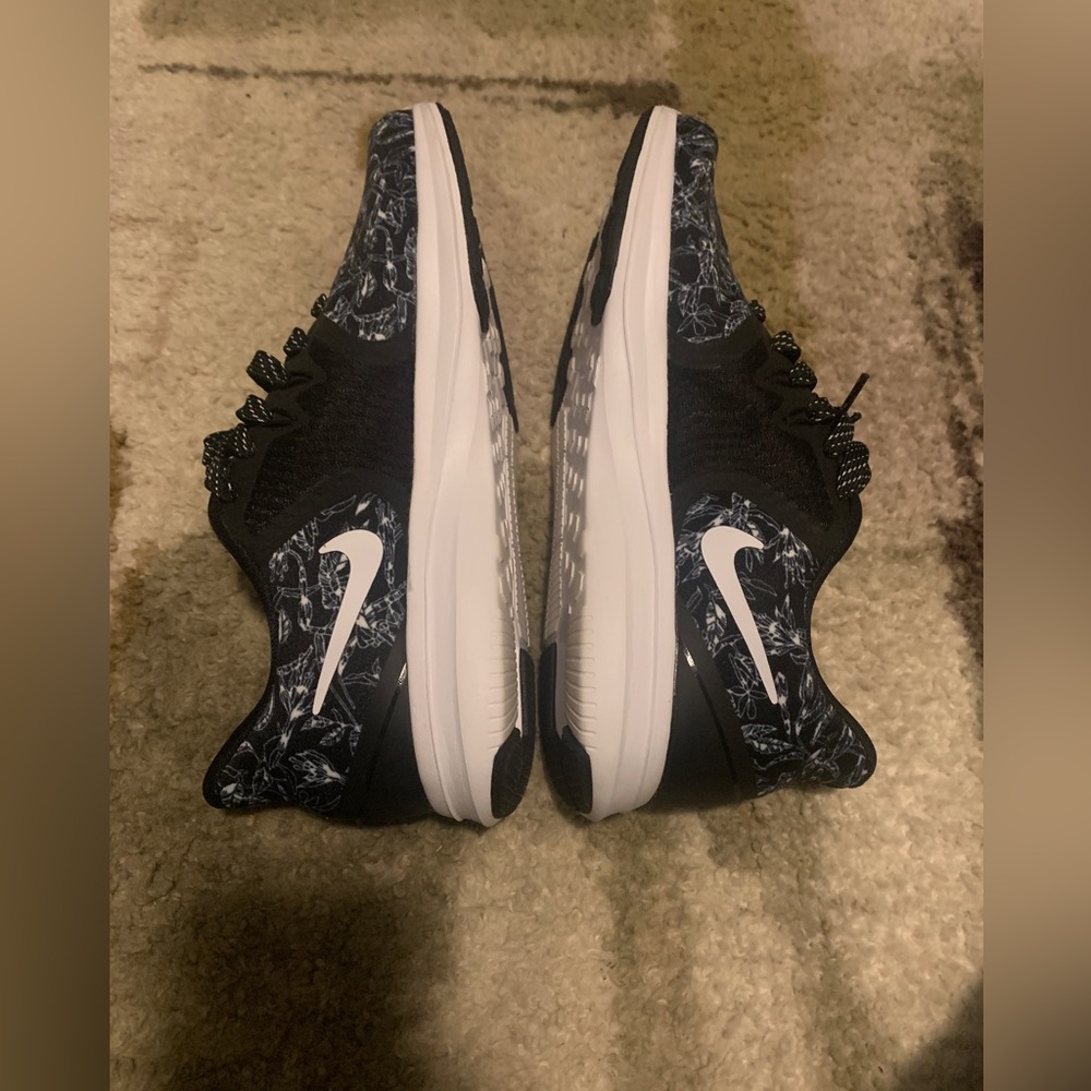 Women’s Nike Size 10 shoes